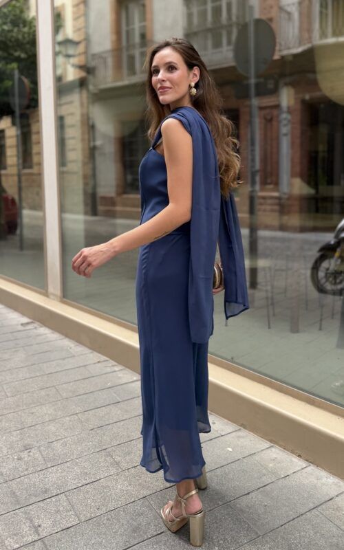 conjunto de top y falda de gasa con chal en azul para invitadas