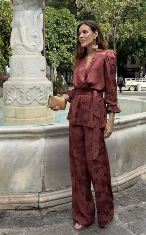 conjunto terracota de pantalón y chaqueta fluida para bodas y eventos