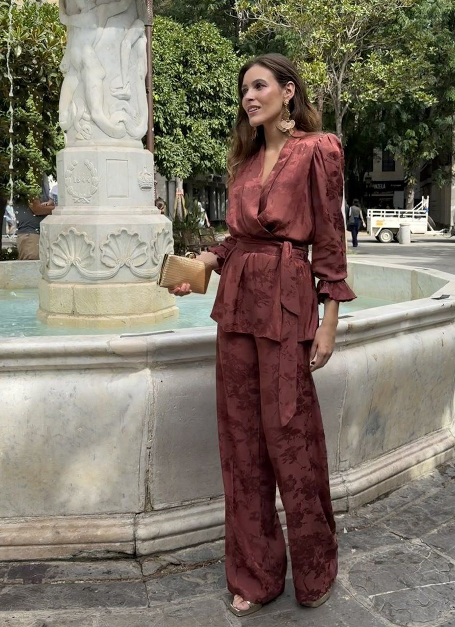 conjunto terracota de pantalón y chaqueta fluida para bodas y eventos