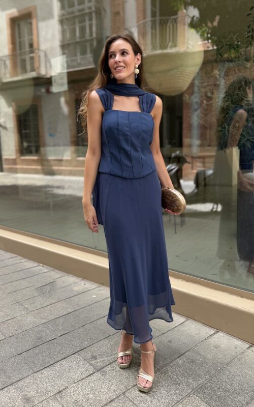 conjunto de top y falda de gasa con chal en azul para invitadas