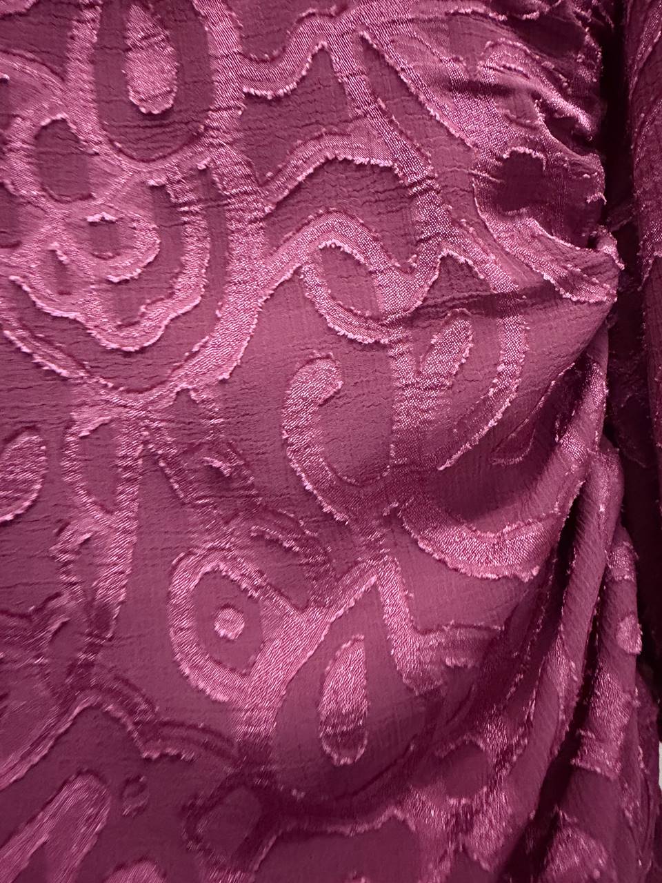 vestido en tejido gasa devoré rosa empolvado para invitadas