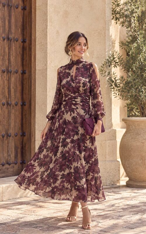 vestido estampado de gasa tonos berenjenas para invitada