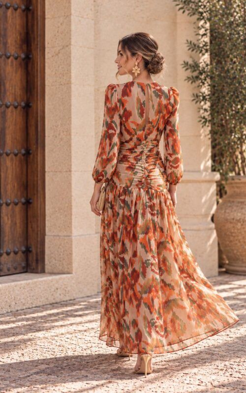 vestido de gasa estampado tonos teja y naranja para invitadas