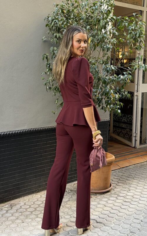 conjunto de pantalón y blusa burdeos para invitada joven