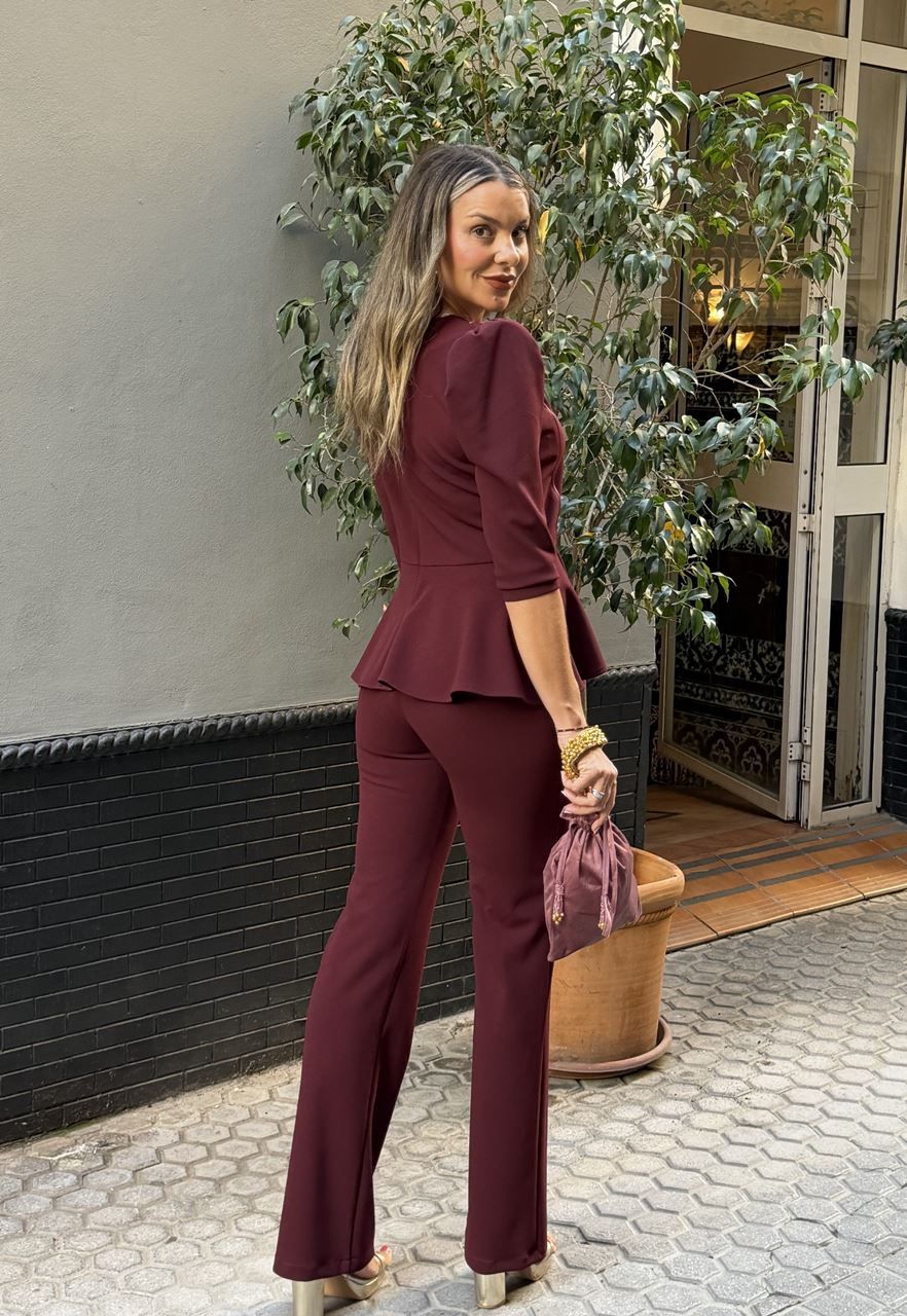 conjunto de pantalón y blusa burdeos para invitada joven