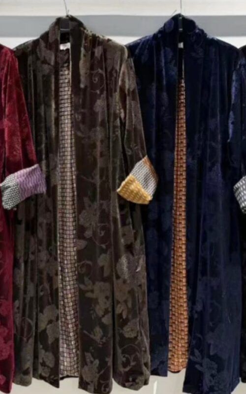 kimonos estampados de terciopelo para invitadas a bodas