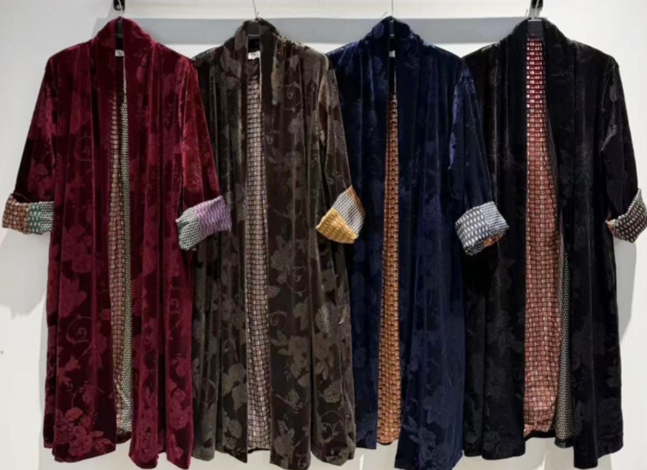 kimonos estampados de terciopelo para invitadas a bodas