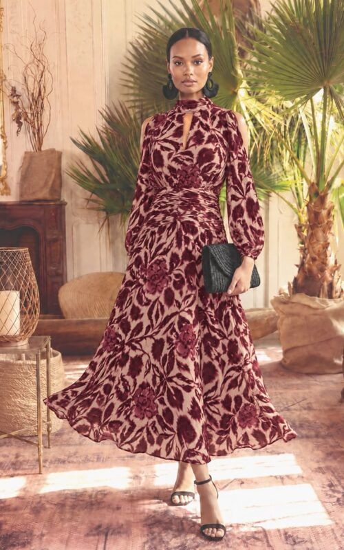 vestido para invitada en gasa burdeos