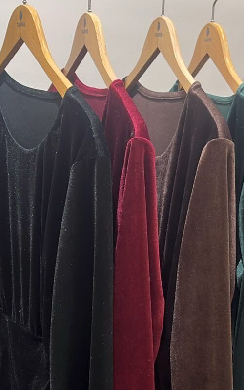 vestido de terciopelo con vuelo y drapeado para invitadas